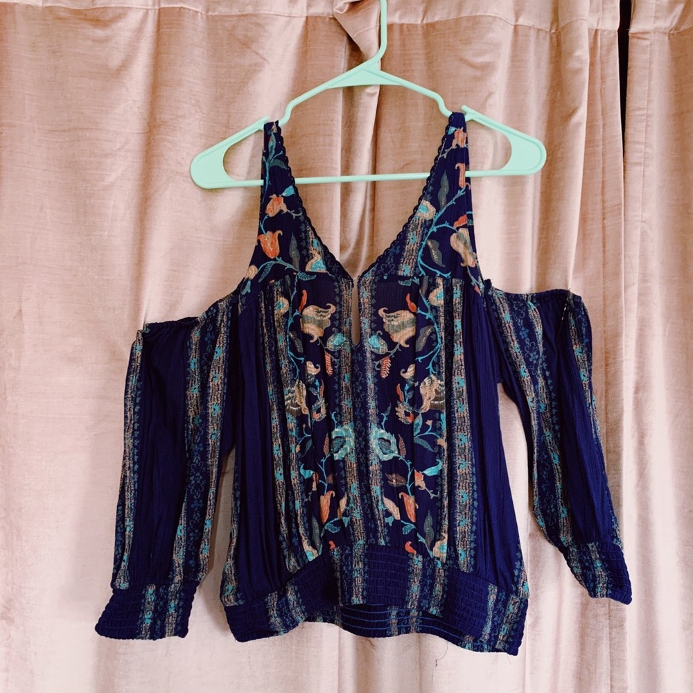 UO Ecotè Blue Tabby Modern Cold Shoulder Shirt (M)